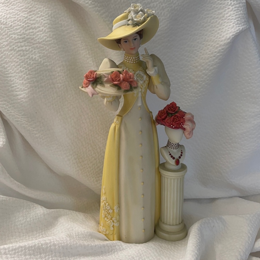 AVON Mrs Albee porcelain doll vintage 2005